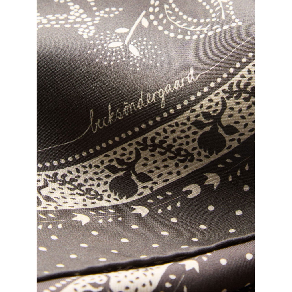 Becksöndergaard Dotted Flora Sia Foulard mit mehrfarbigem Muster in Dunkelbraun von Becksöndergaard Detail