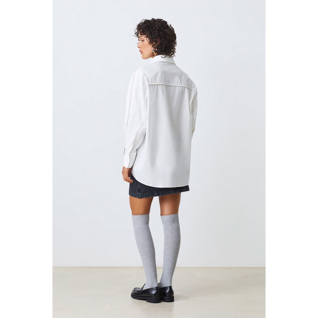 Suncoo Linda Hemdbluse mit Chemisekragen und Knopfleiste in Weiss von Suncoo. Model hinten