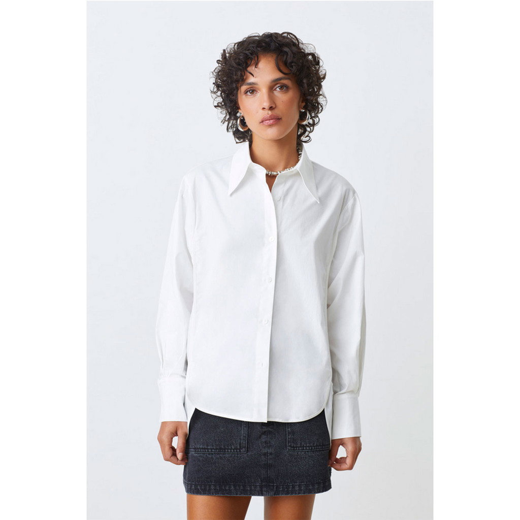 Suncoo Linda Hemdbluse mit Chemisekragen und Knopfleiste in Weiss von Suncoo. Model vorne