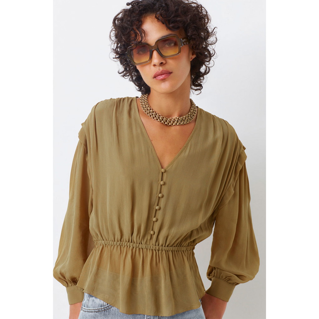 Suncoo Linsay Bluse mit V-Ausschnitt und gerafften Details in Kaki von Suncoo. Model vorne