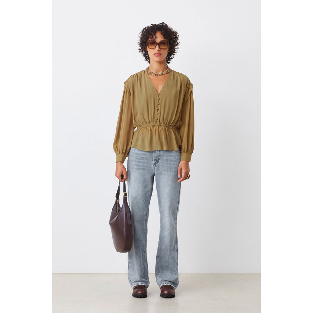 Suncoo Linsay Bluse mit V-Ausschnitt und gerafften Details in Kaki von Suncoo. Model vorne