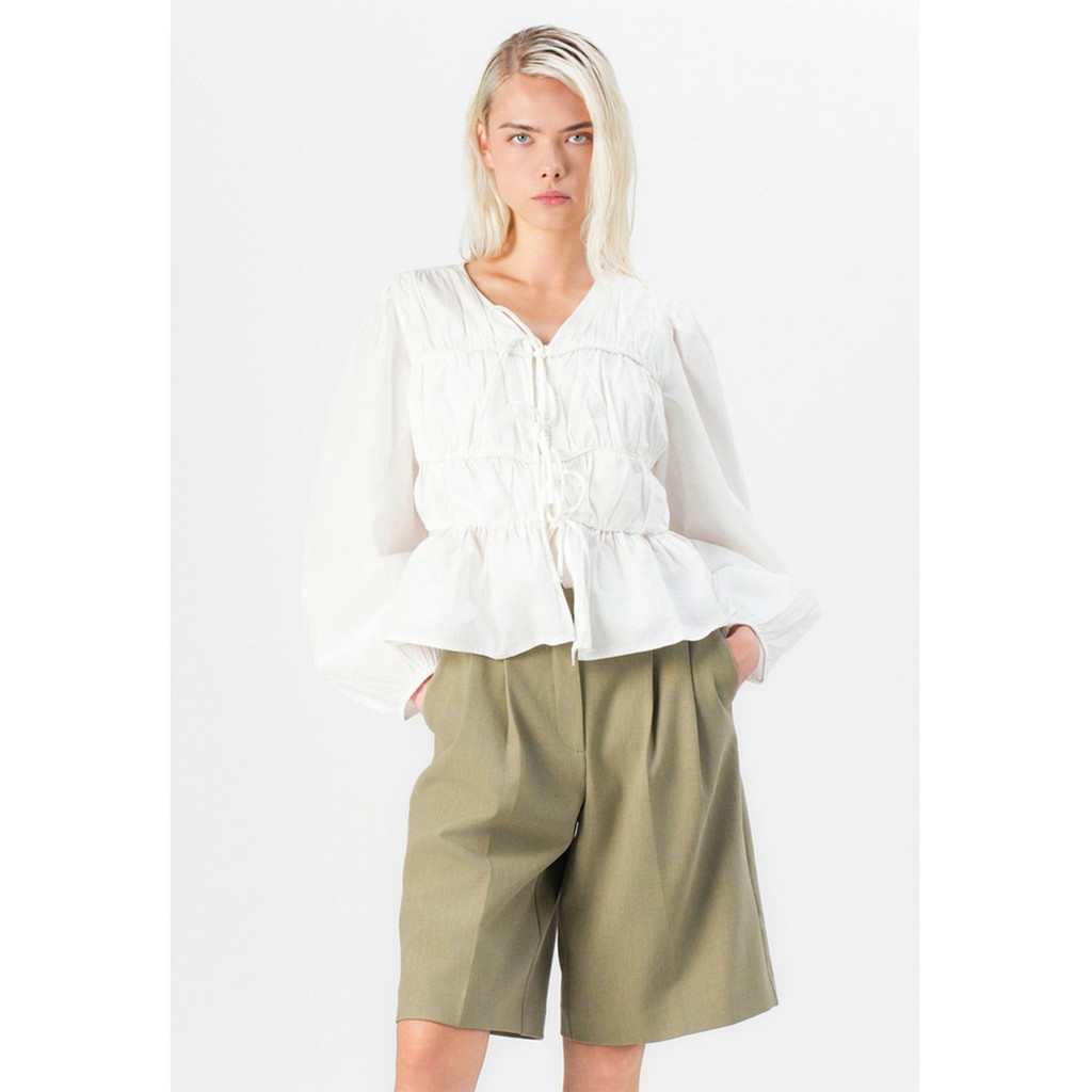 Selected Bermuda-Rita Shorts in Grün von Selected Model vorne
