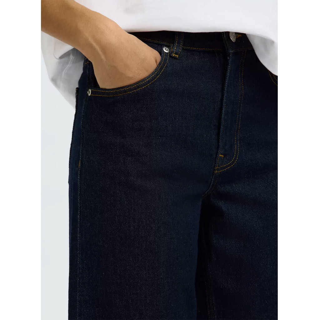 Selected Wide Bea-Kori Jeans in Dunkelblau von Selected Model Detail