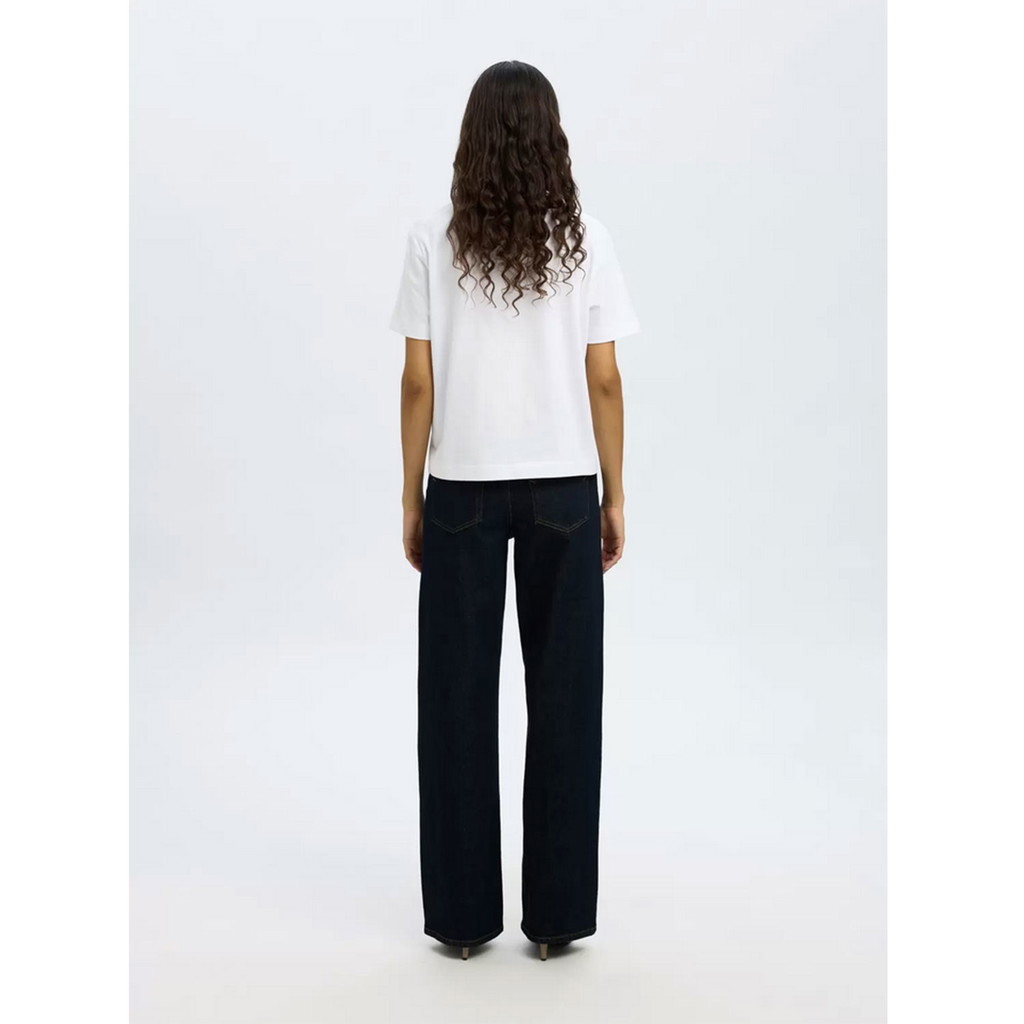Selected Wide Bea-Kori Jeans in Dunkelblau von Selected Model hinten