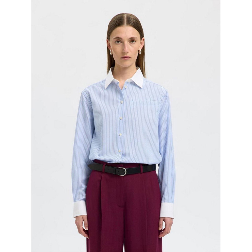 Selected Ilina Hemdbluse in Blau gestreift von Selected Model vorne